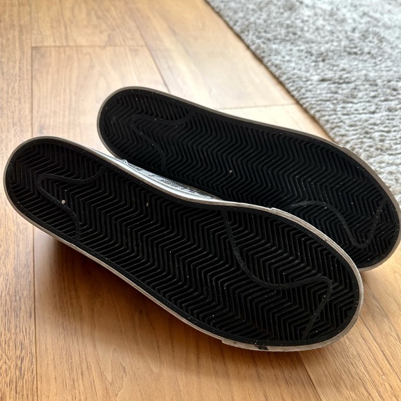 Men’s Nike Sneakers - Picture 6 of 7